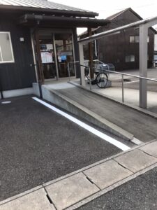 デイサービスどんちっちの正面出入口付近のアプローチ