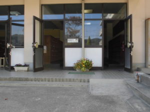 益田市立益田小学校の正面出入口付近のアプローチ