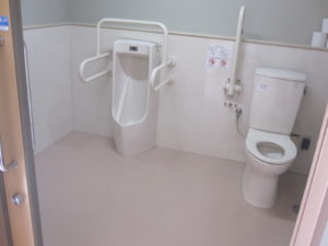 益田市立中西小学校体育館の車椅子用トイレ内