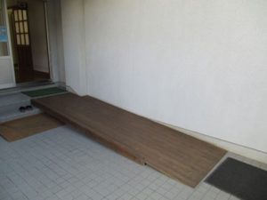益田市立豊川小学校の正面出入口付近のアプローチ