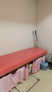 車いす用トイレ内のベット