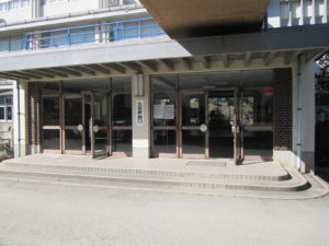 益田市立東陽中学校の正面出入口