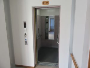 希望の里のエレベーター内