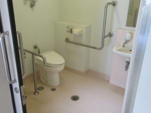 希望の里の車椅子用トイレ内