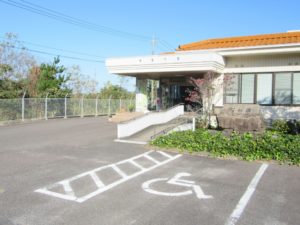 希望の里の車椅子使用者用駐車場