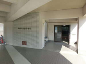 益田市立安田小学校の正面出入口