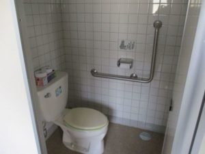 益田市立豊川小学校の車椅子用トイレ内