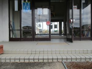 益田市立小野中学校の正面出入口付近のアプローチ