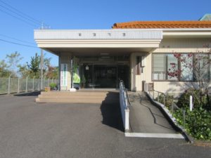 希望の里の正面出入口付近のアプローチ