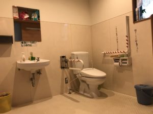 デイサービスどんちっちの車椅子用トイレ内