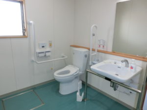 益田市立安田小学校の車椅子用トイレ内