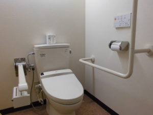 益田市立益田小学校の車椅子用トイレ内
