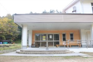益田市立真砂小学校の正面出入口