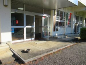 益田市立美都中学校の正面出入口