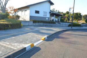 島根県立万葉公園の正面出入口付近のアプローチ
