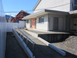 益田市立中西小学校体育館の正面出入口付近のアプローチ