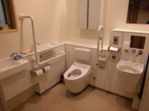 益田市立桂平小学校の車椅子用トイレ内