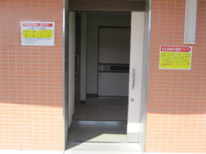益田市立中西小学校体育館の正面出入口