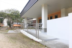 益田市立真砂小学校の正面出入口付近のアプローチ
