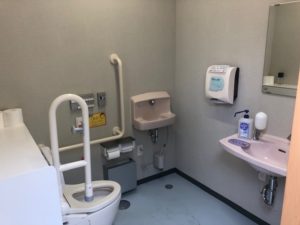 さんさん牧場の車椅子用トイレ内