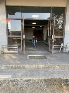 益田市立横田中学校の正面出入口