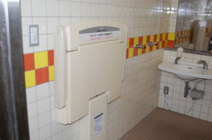 トイレ内　おむつ交換台