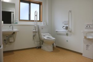 益田市立真砂小学校の車椅子用トイレ内