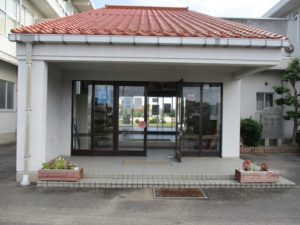益田市立小野中学校の正面出入口