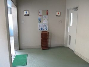 校舎内トイレ入口