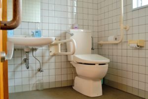 益田市福祉事務所の車椅子用トイレ内