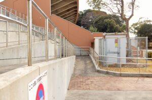 益田運動公園の正面出入口付近のアプローチ