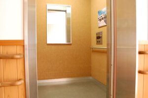 島根県立益田養護学校のエレベーター内