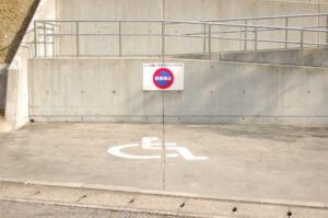 益田運動公園の車椅子使用者用駐車場