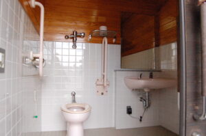 島根県立益田養護学校の車椅子用トイレ内